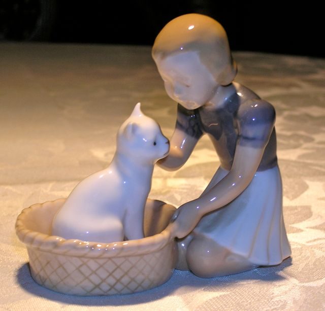 BING & GRONDAHL: FRIENDS, MEISJE MET POES IN MANDJE