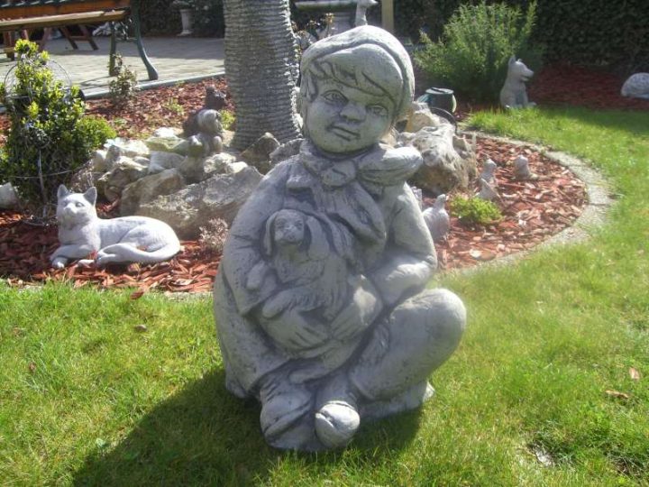 Tuinbeelden Betonnen Boerke met hondje 