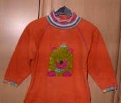 Orange sweater met tekening (maat 98).