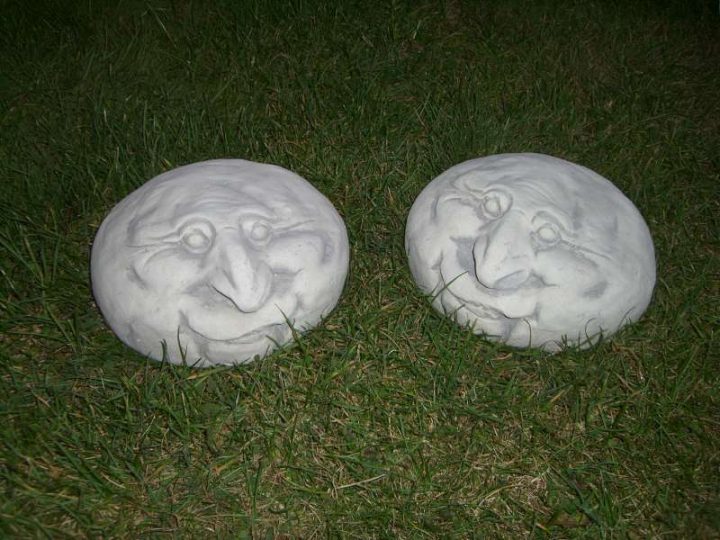 Tuinbeelden Betonnen Steen met gezicht 