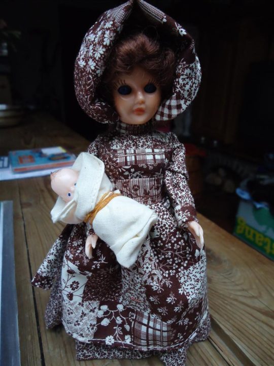 OUD POPJE MET BABY POPJE VAN CARLSON DOLLS
