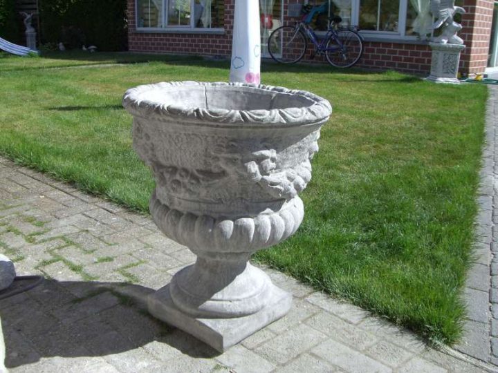 Tuinbeelden grote bloempot 