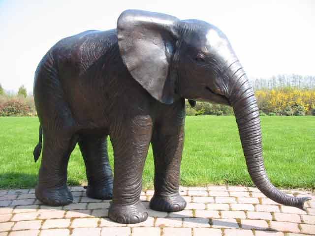 bronzen baby olifant