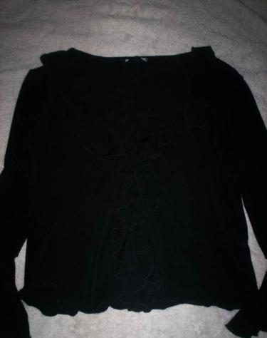 Zwarte blouse met speciale mouwen voor 10 jaar