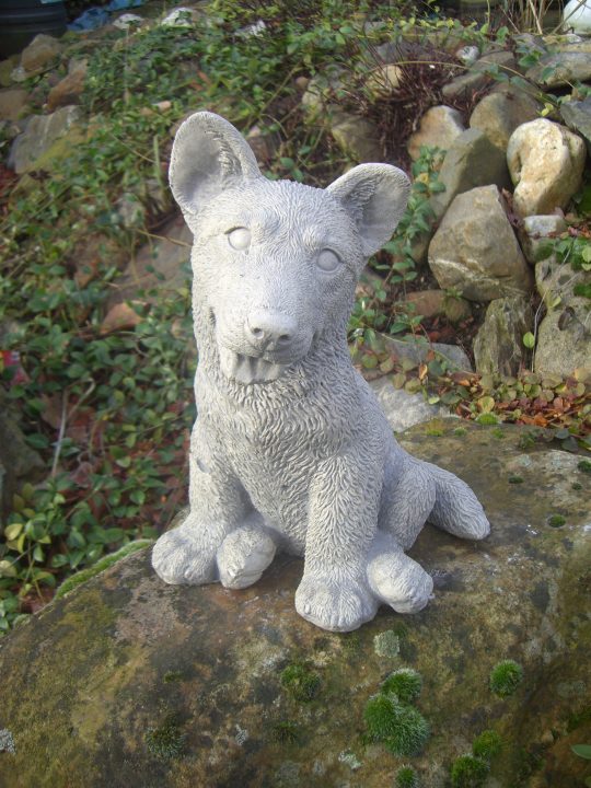 Tuinbeelden Betonnen Duitse herder (pupy) 