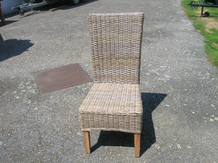nieuwe stoel riet 30euro.