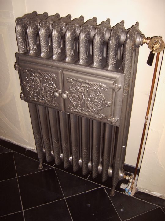 Mooie antieke GIETIJZEREN RADIATOREN