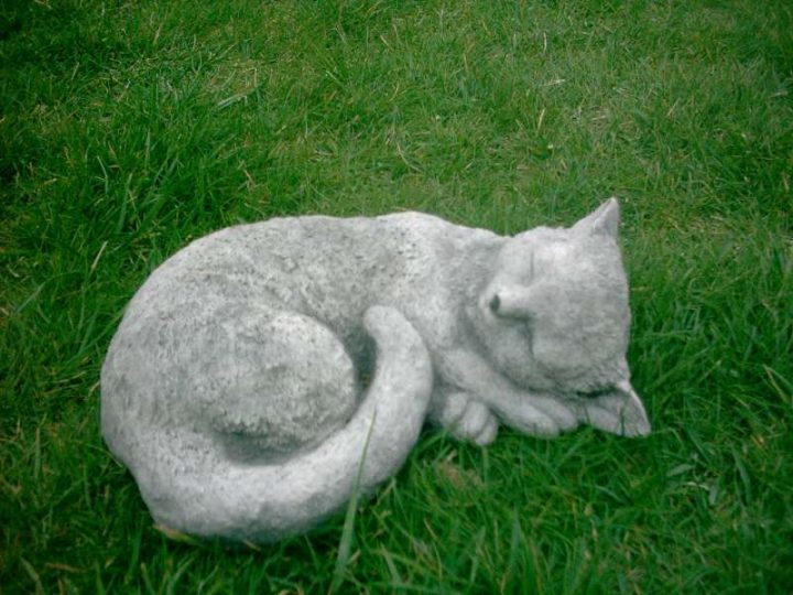 Tuinbeelden Slapende poes 