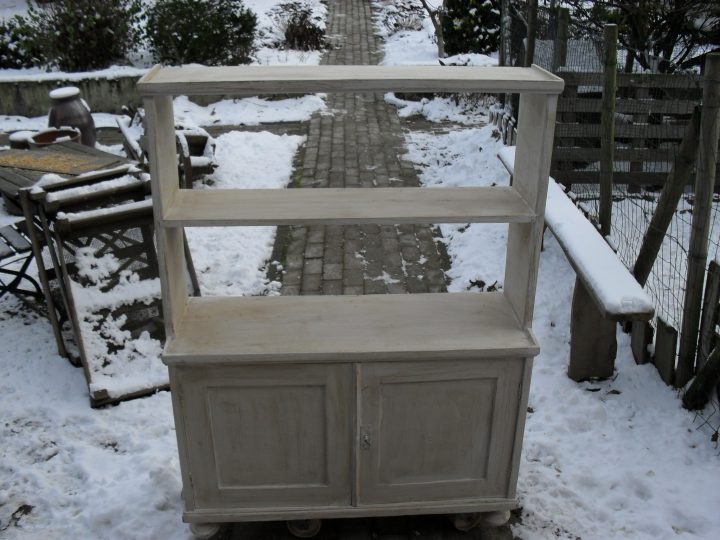 oud grenen proviandkastje (geschilderd)
