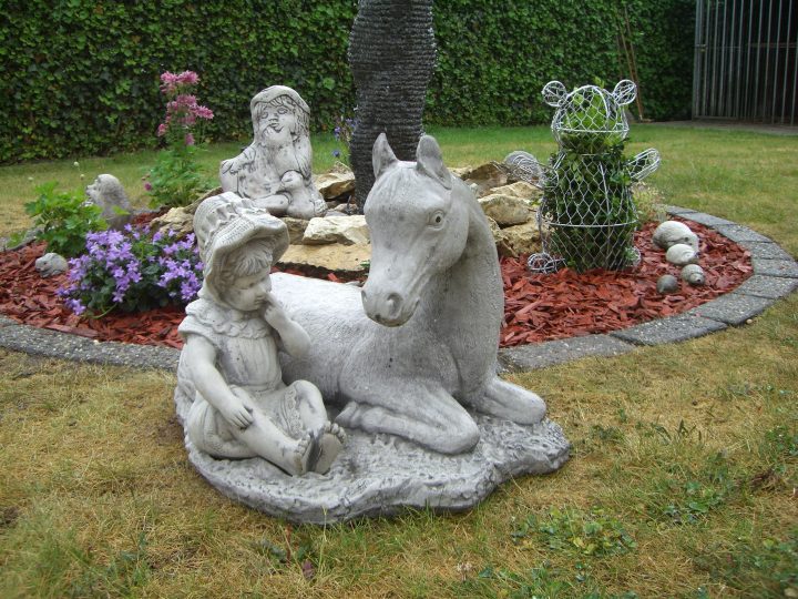 Tuinbeelden Zeer mooi paard met kindje uit beton 