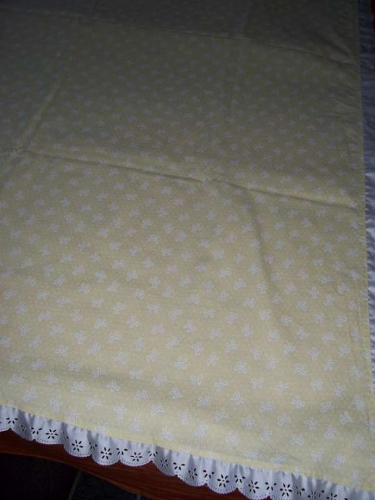tafelkleed witte strikjes