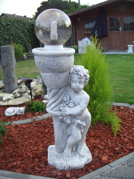tuinbeelden Betonnen tuinlamp 