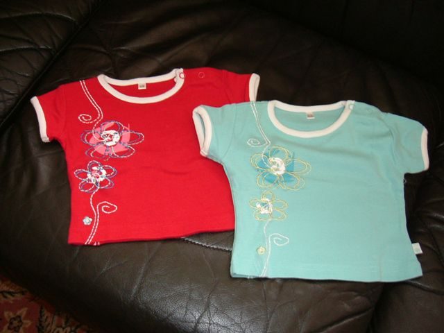 1 blauwe + 1 rode t-shirt, tweeling, maat 68