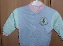 Blauw vestje met groene mouwen (maat 80)