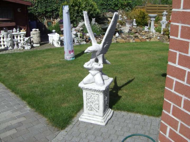 Tuinbeelden zuil+arend