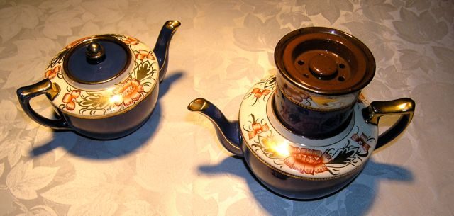 GROTE EN KLEINE THEEPOT MET OPZETSTUK HANDWERK