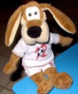 Bruine hond met voetbalkleding