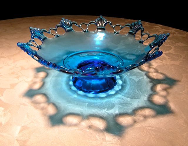 GROTE BLAUWE GLAZEN SCHAAL OP VOET IN AMERIKAANS PATROONGLAS