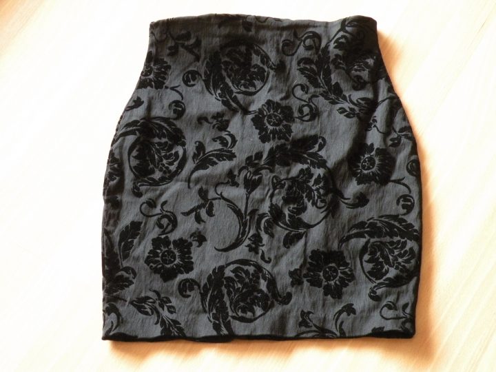 Mooi chic zwart rokje met fluwelen bloemen 40/42 