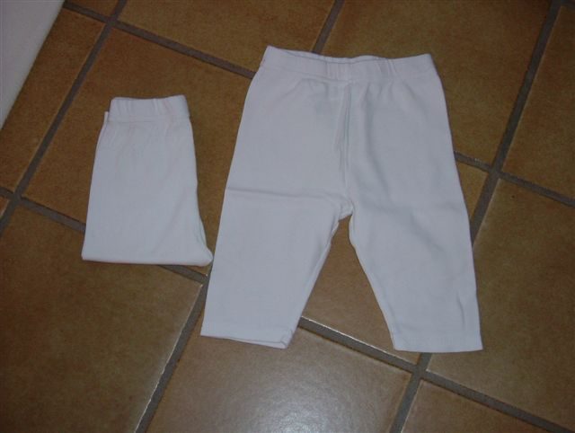  2 witte leggingbroekjes maat 80
