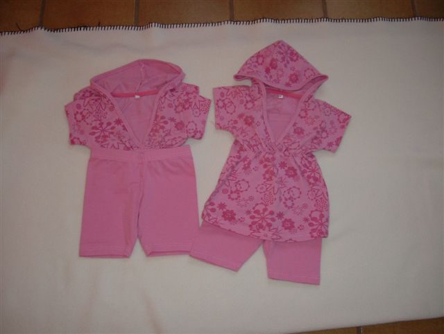roze kleedjes met kapje + shortje maat 80