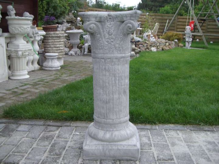Tuinbeelden prachtige zuil 