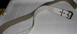 Witte ceintuur met gaatjes (± 95 cm.)