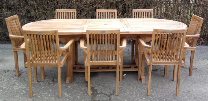 Tafel 180/240/100/3 cm met 6 JJ stapelstoelen in teak