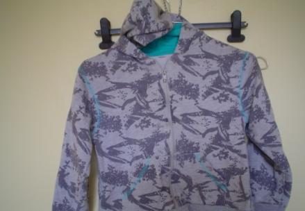 Mooi vestje sweater met kap nr 6. Weggeefprijs!!!