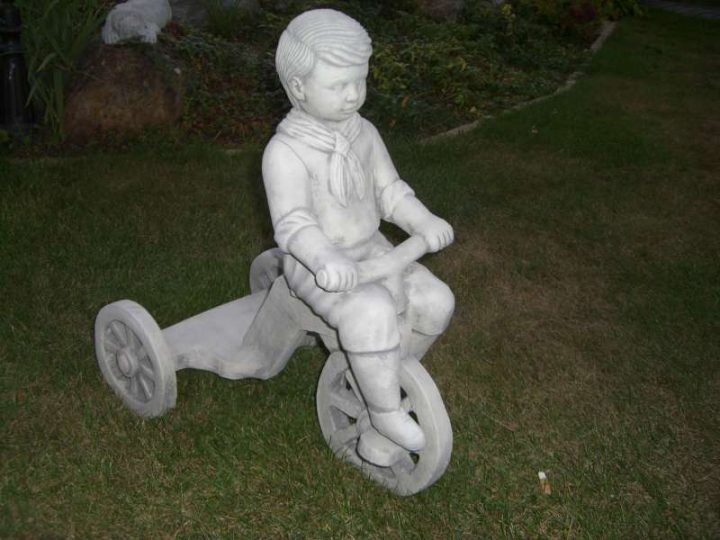 Tuinbeelden Manneke op driewieller 
