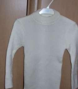 Beige pulletje (maat 116)