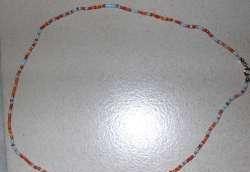Dun pareltje met blauw, rood en orange