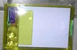 Schrijfblaadjes en paperclips in geel doosje