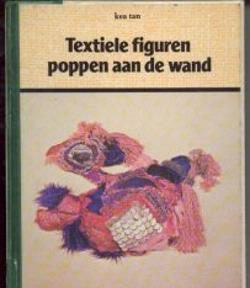 Textiele figuren, poppen aan de wand, Kea Tan