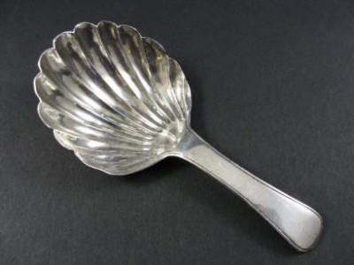 MASSIEF ZILVEREN THEESCHEPJE IN OLD SHEFFIELD PLATE