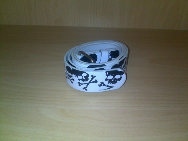SPOTGOEDKOOP! Witte riem met zwarte doodshoofden