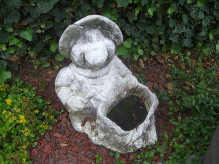 Tuinbeelden Mol met een boomstronk (bloempot) 
