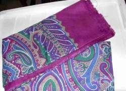 Paars bedrukte foulard (± 116 cm.)