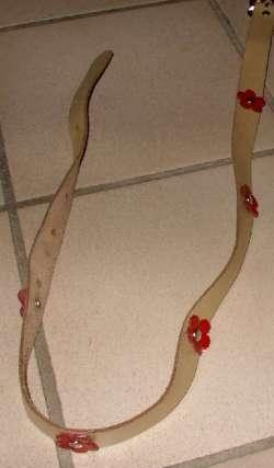 Beige-geelachtige riem met rode bloemetjes
