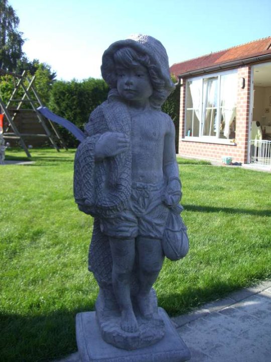 Tuinbeelden Visserke met zuil 