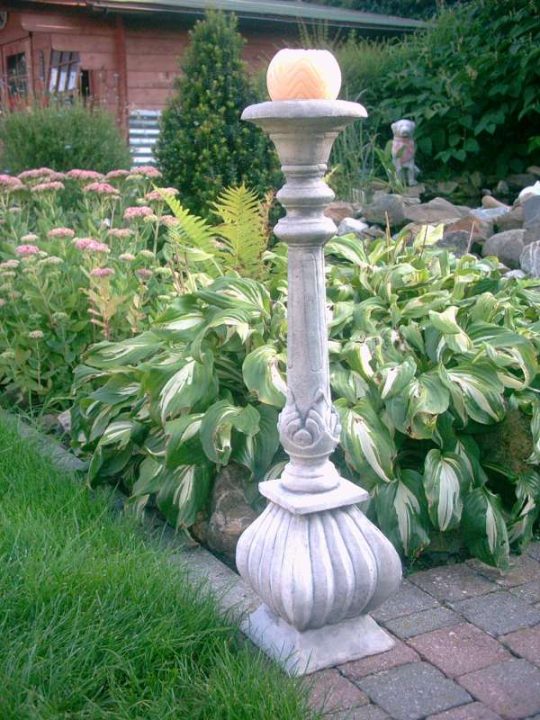 Tuinbeelden Kandelaar uit beton 