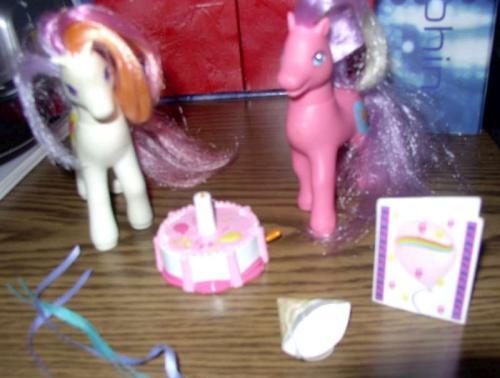 2 little pony's met taart