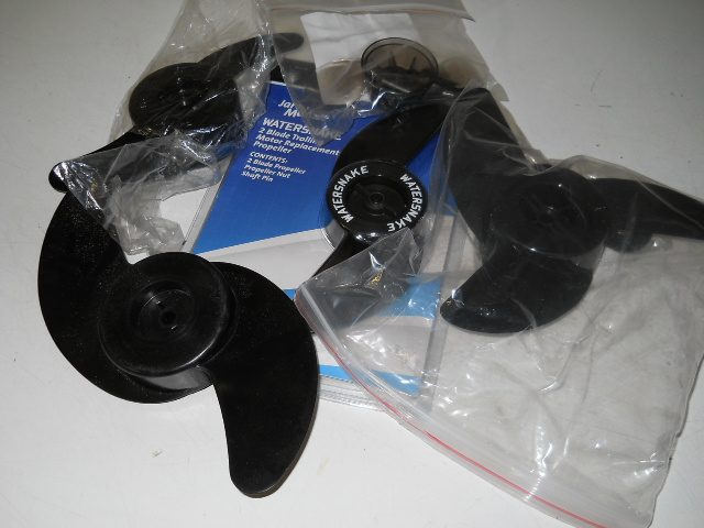 GROTE VOORRAAD NIEUWE SCHROEFJES VOOR FLUISTERMOTOREN !!!