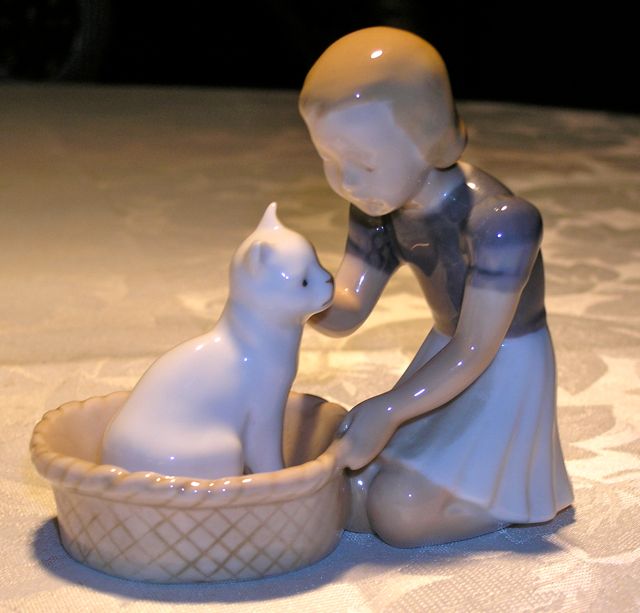 BING & GRONDAHL: FRIENDS, MEISJE MET POES IN MANDJE