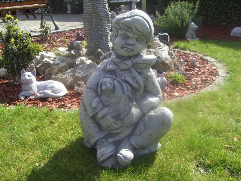 Tuinbeelden Betonnen Boerke met hondje 