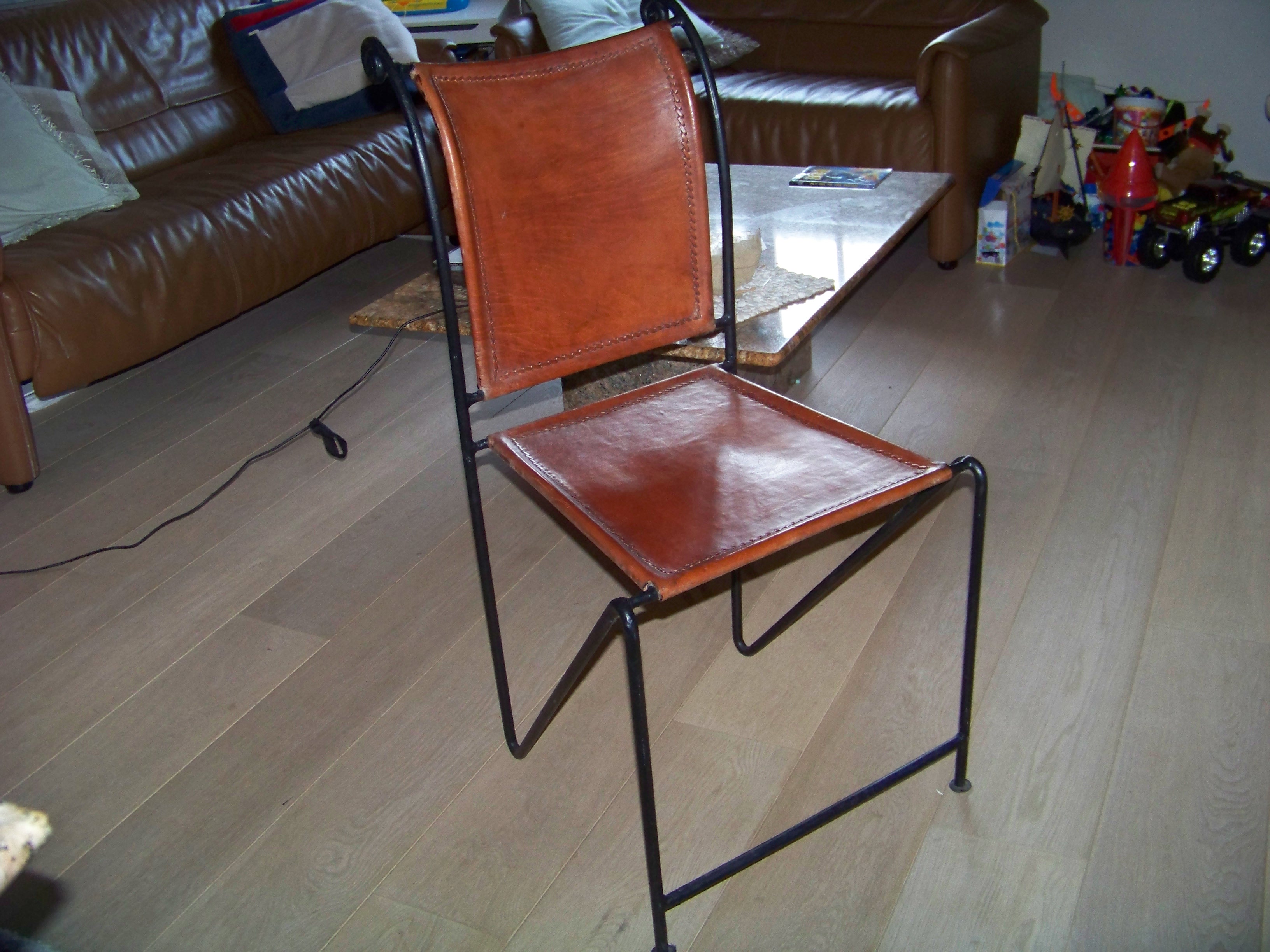 zes stoelen in buffelleer