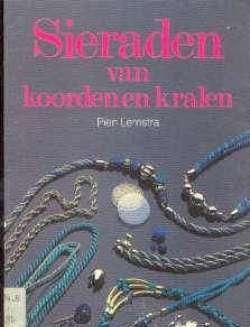 Sieraden van koorden en kralen, Pien Lemstra