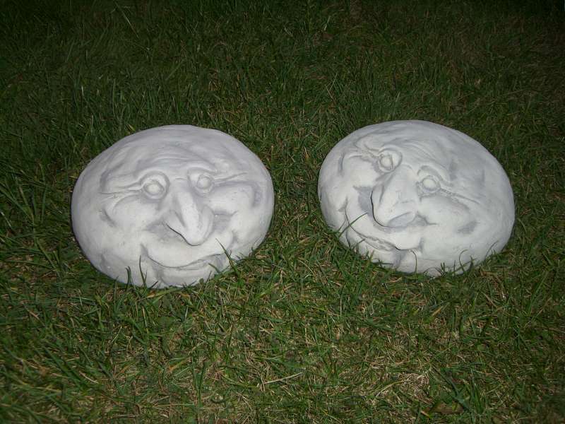 Tuinbeelden Betonnen Steen met gezicht 