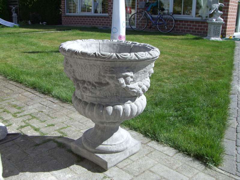 Tuinbeelden grote bloempot 