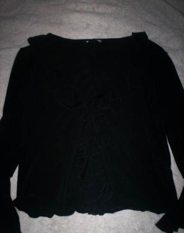 Zwarte blouse met speciale mouwen voor 10 jaar